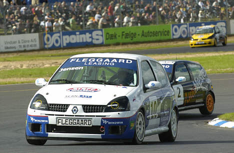Kasper Jensen (10) og Per Poulsen (2) har året igennem skiftes til at føre i Fleggaard Renault Clio Cuppen. På søndag falder afgørelsen på FDM Jyllandsringen.